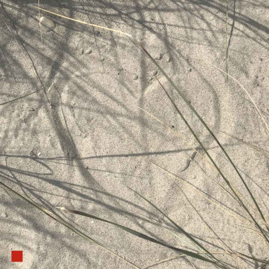 Ein Herz wurde in den Sand gemalt.