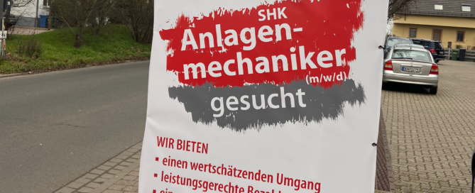 Banner an der Weinstraße vor der Firma Lantz in Herxheim am Berg.