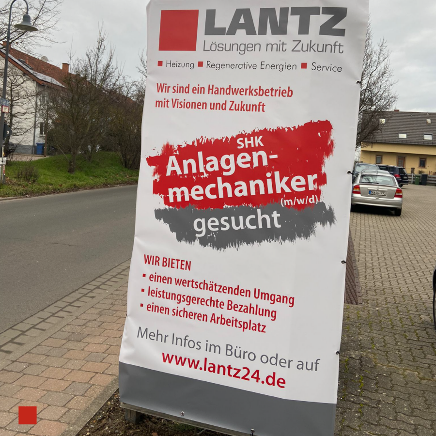 Banner an der Weinstraße vor der Firma Lantz in Herxheim am Berg.
