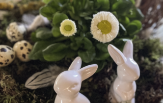 Deko-Osterhasen mit Blumen.