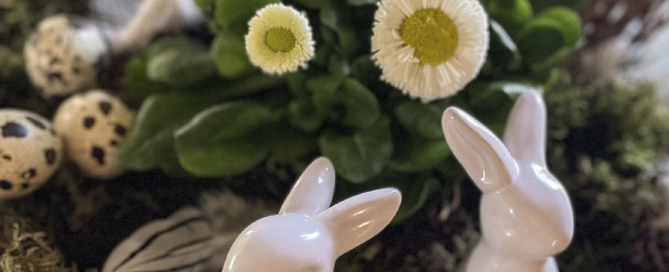 Deko-Osterhasen mit Blumen.