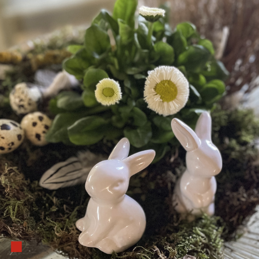 Deko-Osterhasen mit Blumen.