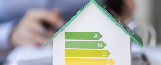 Energiebalken auf einem Miniatur-Modellhaus.
