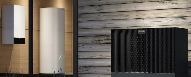 Wärmepumpe von Viessmann vor einem Haus.