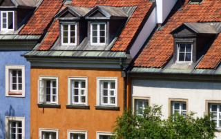 Häuser dicht aneinander gebaut.