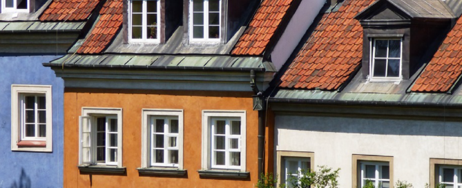 Häuser dicht aneinander gebaut.