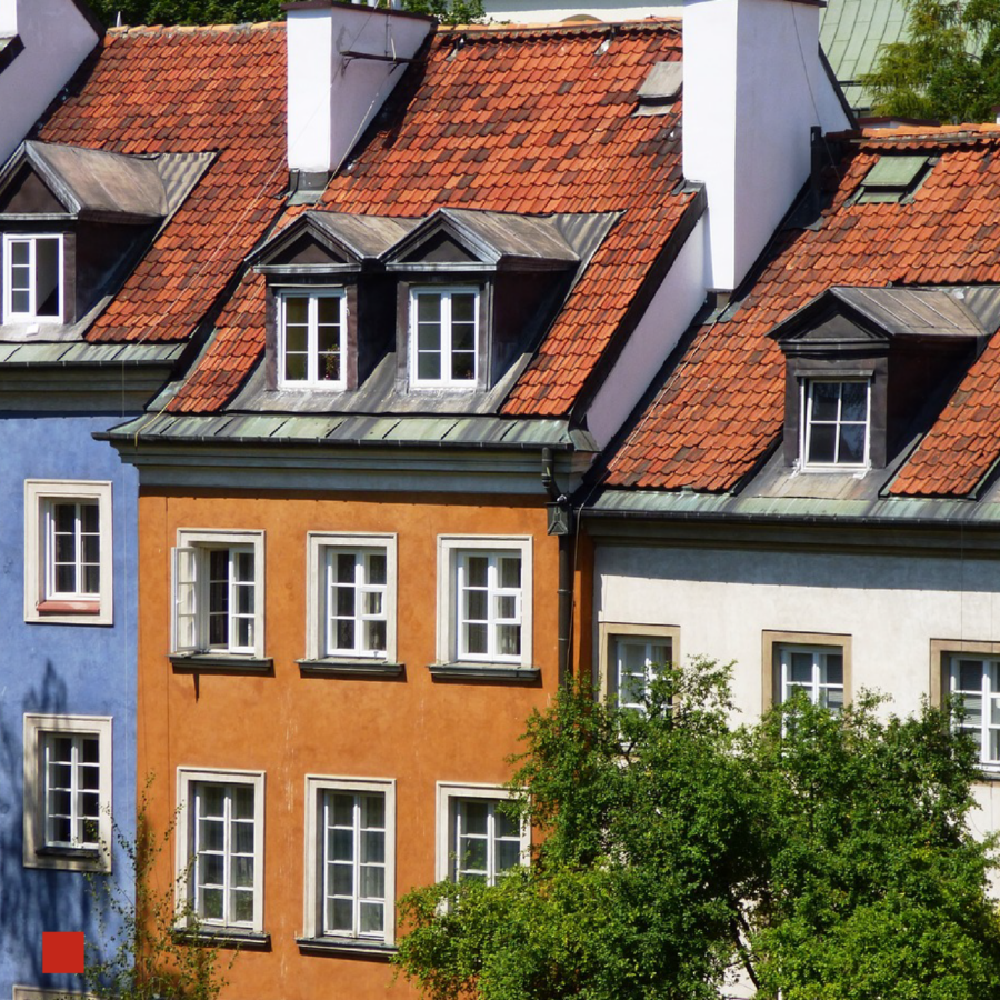 Häuser dicht aneinander gebaut.