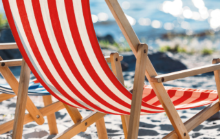 Sonnenstuhl am Strand im Sand am Meer.