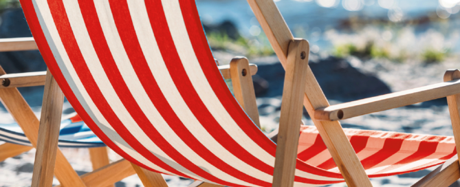 Sonnenstuhl am Strand im Sand am Meer.