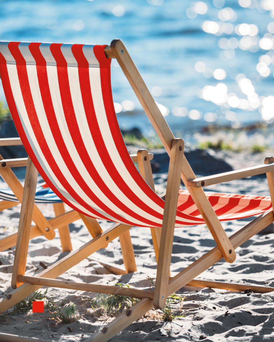 Sonnenstuhl am Strand im Sand am Meer.