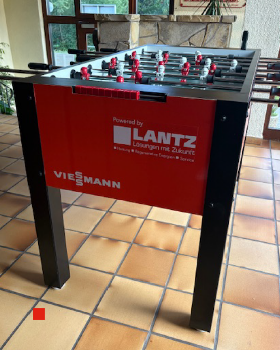 Ein Tischkicker mit Logo der Firma Lantz.