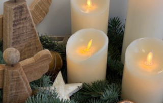 Kersen und Holzengel zur weihnachtlichen Dekoration.
