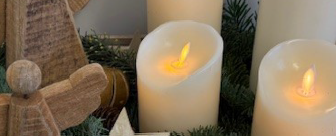 Kersen und Holzengel zur weihnachtlichen Dekoration.