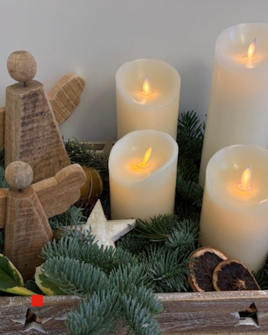 Kersen und Holzengel zur weihnachtlichen Dekoration.
