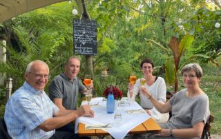 Beim Abendessen mit Wolfgang Petry (li.) und seiner Ehefrau Jutta (r.) verabschiedeten Heike und Andreas Lantz ihren Mitarbeiter in den Ruhestand.