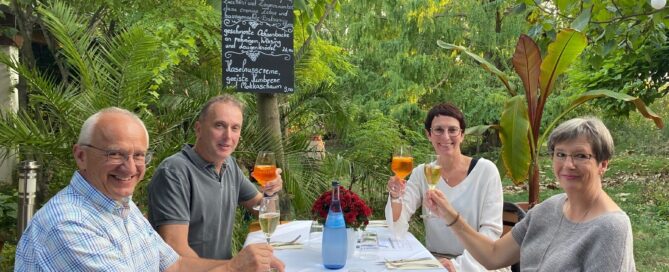 Beim Abendessen mit Wolfgang Petry (li.) und seiner Ehefrau Jutta (r.) verabschiedeten Heike und Andreas Lantz ihren Mitarbeiter in den Ruhestand.
