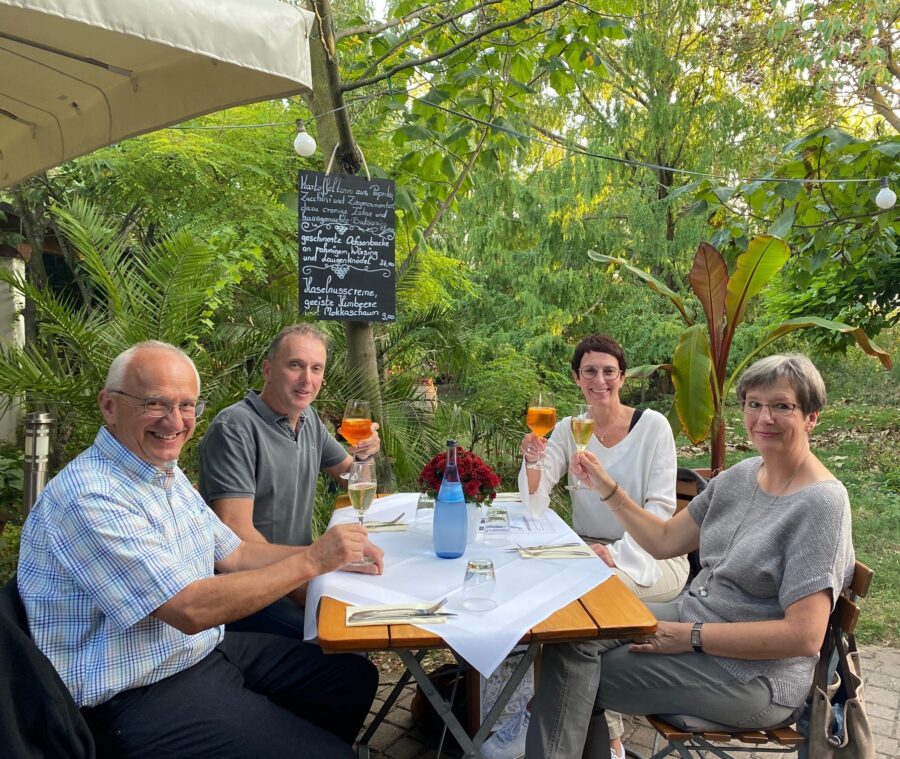 Beim Abendessen mit Wolfgang Petry (li.) und seiner Ehefrau Jutta (r.) verabschiedeten Heike und Andreas Lantz ihren Mitarbeiter in den Ruhestand.