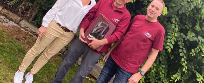 Ein Prosit auf den Ruhestand: Wolfgang Petry (Mitte) mit Heike und Andreas Lantz.
