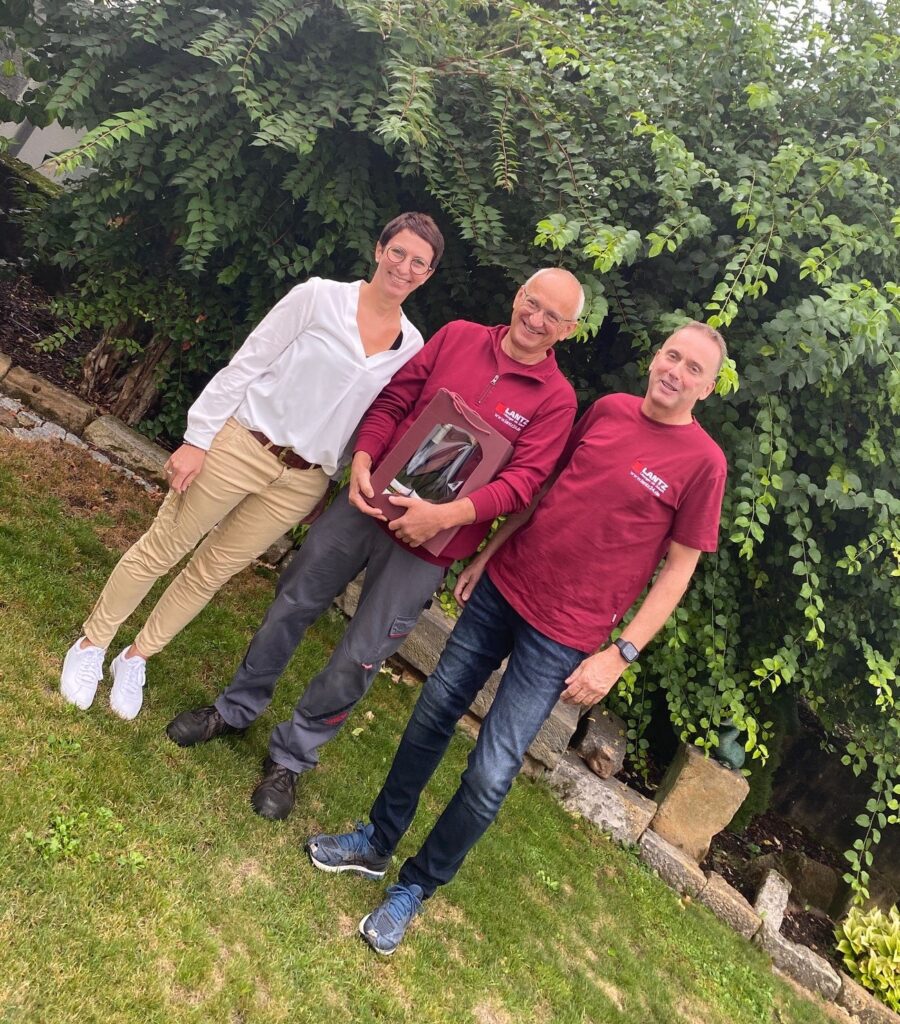 Ein Prosit auf den Ruhestand: Wolfgang Petry (Mitte) mit Heike und Andreas Lantz.