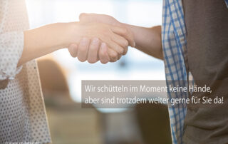 Zwei Hände schütteln sich.