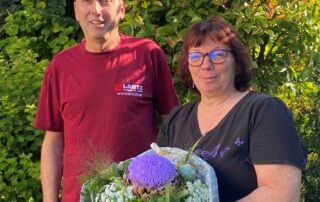 Andreas Lantz gratuliert Petra Weber zum Jubiläum.