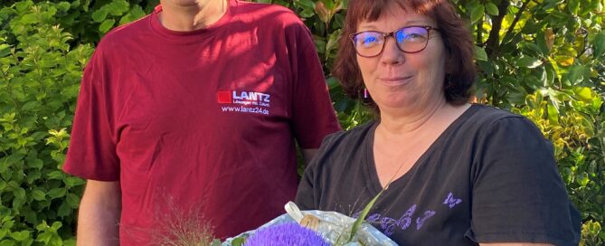 Andreas Lantz gratuliert Petra Weber zum Jubiläum.