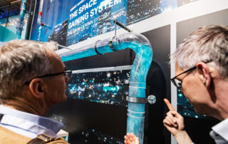 Zwei Männer stehen an einem Ausstellungsobjekt auf der ISH in Frankfurt.