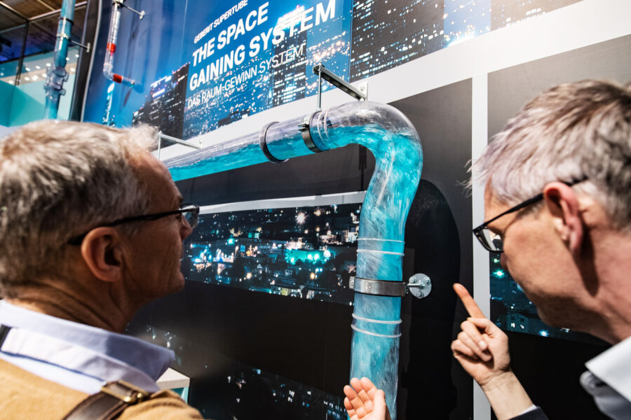 Zwei Männer stehen an einem Ausstellungsobjekt auf der ISH in Frankfurt.