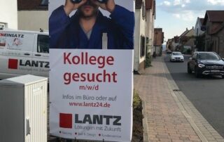 Ein Banner vor unserem Betriebsgebäude in der Weinstraße in Herxheim am Berg macht auf unser Stellenangebot aufmerksam.