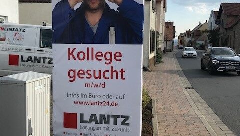 Ein Banner vor unserem Betriebsgebäude in der Weinstraße in Herxheim am Berg macht auf unser Stellenangebot aufmerksam.