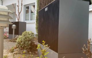Viessmann-Wärmepumpe vor Einfamilienhaus.