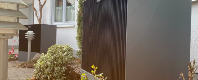Viessmann-Wärmepumpe vor Einfamilienhaus.