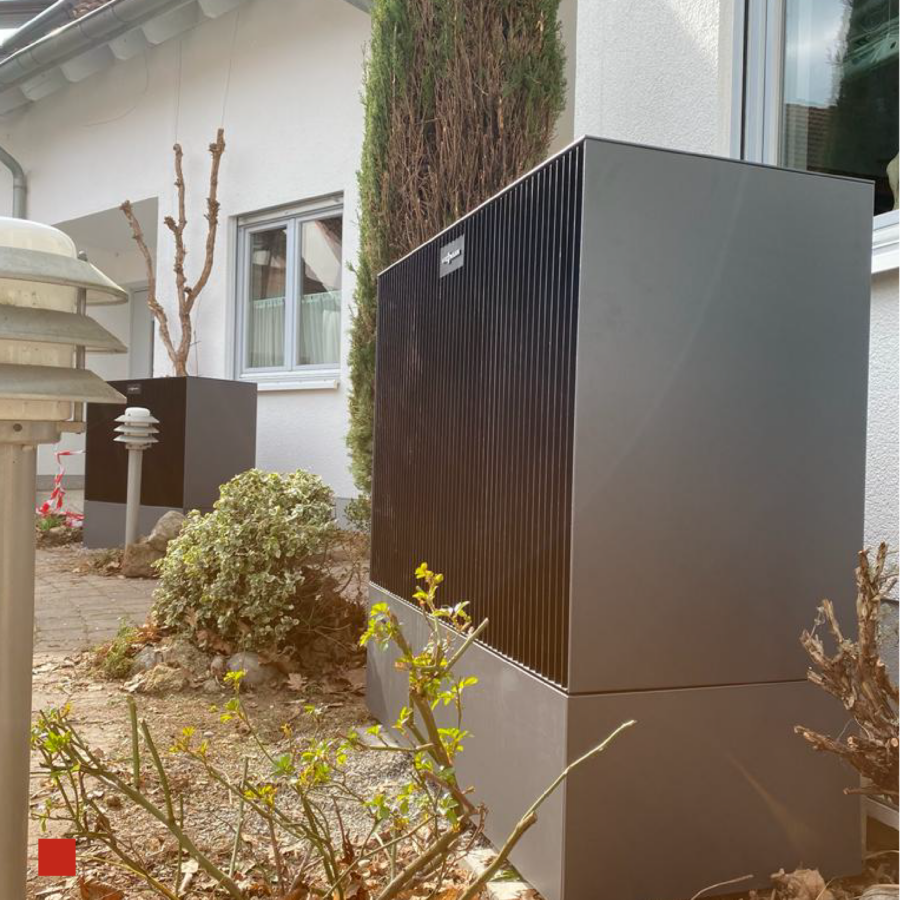 Viessmann-Wärmepumpe vor Einfamilienhaus.