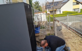 ie Firma Lantz bei der Installation einer Außeneinheit einer Viessmann-Wärmepumpe.