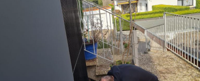 ie Firma Lantz bei der Installation einer Außeneinheit einer Viessmann-Wärmepumpe.