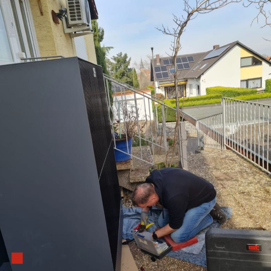 ie Firma Lantz bei der Installation einer Außeneinheit einer Viessmann-Wärmepumpe.