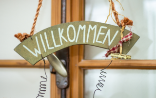 Ein Willkommen-Schild an einem Fenster.