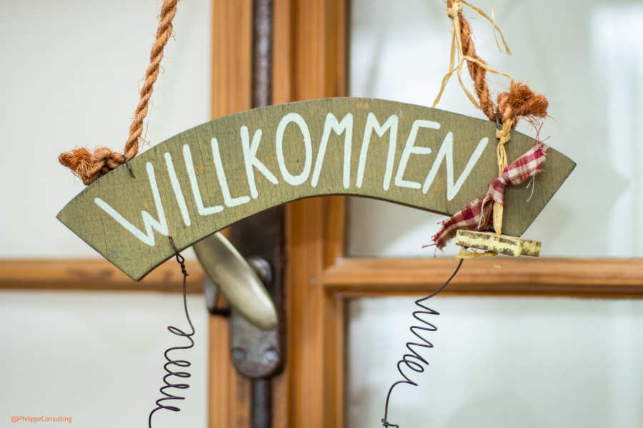 Ein Willkommen-Schild an einem Fenster.