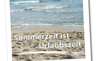 Ein Polaroid, das das meer und den Strand zeigt.