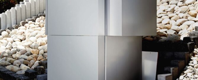 Eine Viessmann-Wärmepumpe steht vor einem Haus.