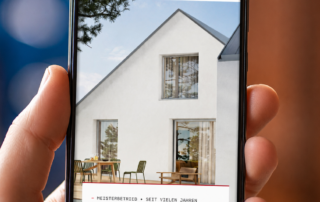Neue Website www.lantz24.de ist jetzt mobil optimiert. Hand hält ein Handy auf dem die neue Website der Firma Lantz zu sehen ist.