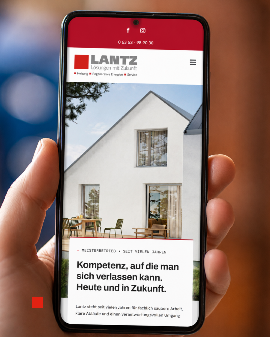 Neue Website www.lantz24.de ist jetzt mobil optimiert. Hand hält ein Handy auf dem die neue Website der Firma Lantz zu sehen ist.
